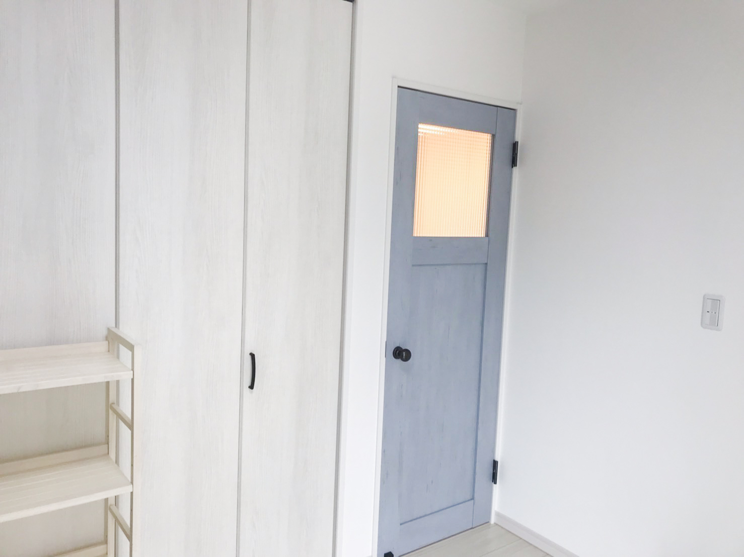 松江市でシングルマザーのためのマイホームを建てる林谷工業の施工写真室内ドア