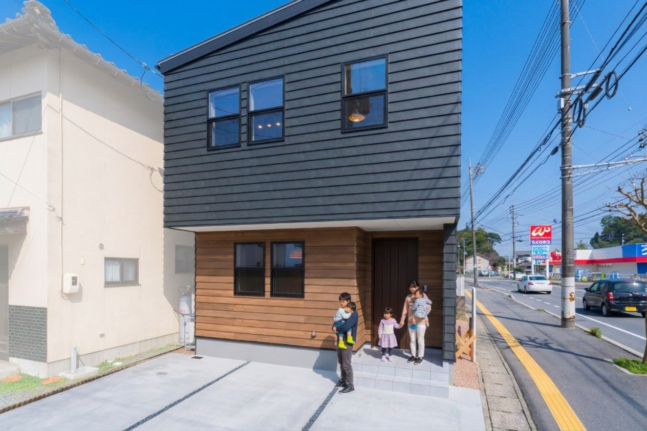 街並みに映えるモダンな外観