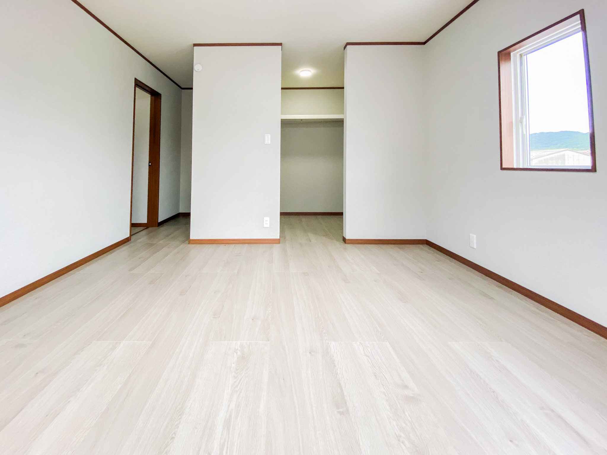 グレイッシュカラーの床材